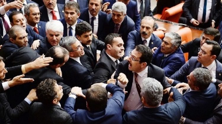 Erdoğan'a hakaret edince meclis karıştı!
