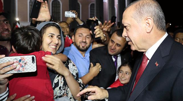 Erdoğan'a Kırgızistan'da sevgi gösterisi