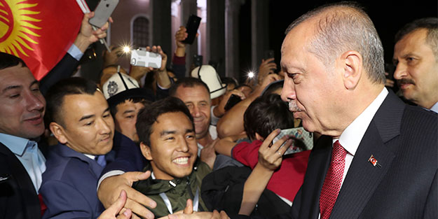 Erdoğan'a Kırgızistan'da sevgi seli! 'Dik dur Erdoğan'