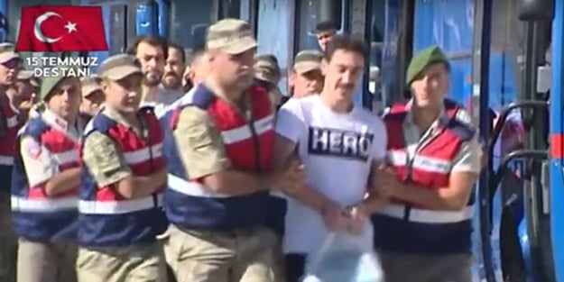 Darbeci hainin tişörtünde dikkat çeken yazı!