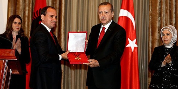 Erdoğan'a 'Ulusal Bayrak Nişanı'