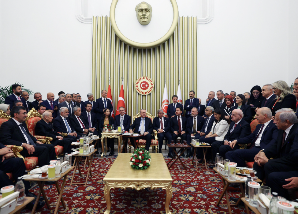 Erdoğan’a yakın olabilmek için ‘sandalye kapmaca’ oynadı! Fonda bir tek ‘izin ver yanına kıvrılayım’ şarkısı eksikti