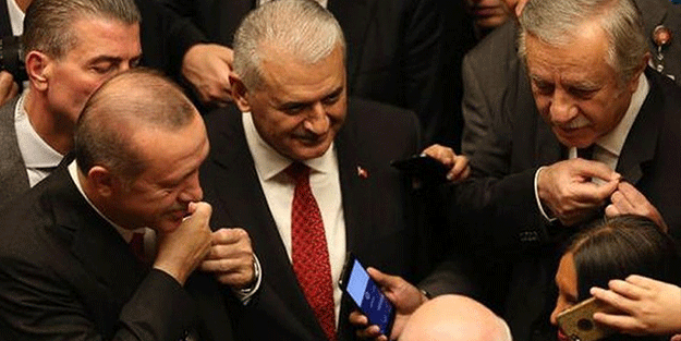 Erdoğan'dan bayrak değişimi! MHP'li ismin rozetini...