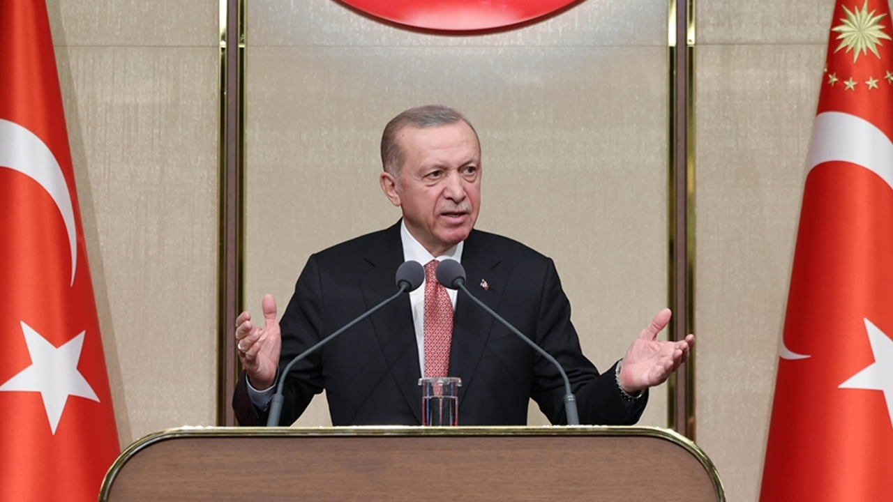 Erdoğan’dan CHP’li Belediyelere Sert Tepki: 'Heybedeki büyük turplar daha dökülmedi!'