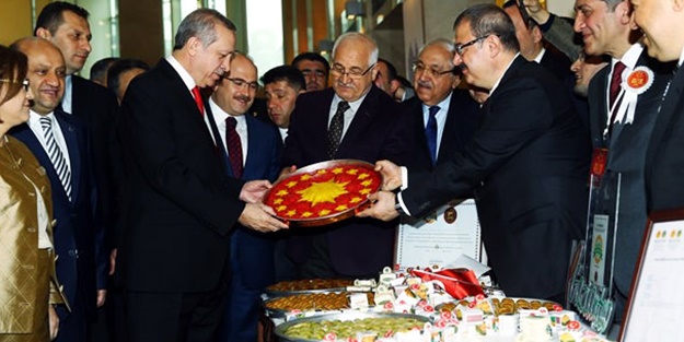 Erdoğan'dan forslu hediyeye ’Fenerbahçeli’ espri!