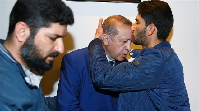 Erdoğan'dan katliamda ailesini kaybeden Suriyeli'ye ziyaret