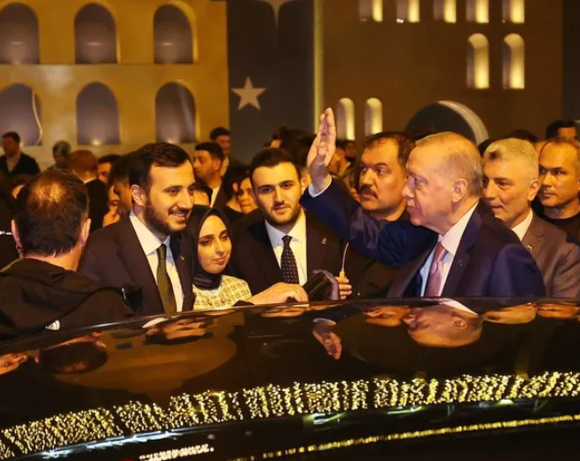Erdoğan'dan sürpriz ziyaret! Gençlerle çay içip sohbet etti