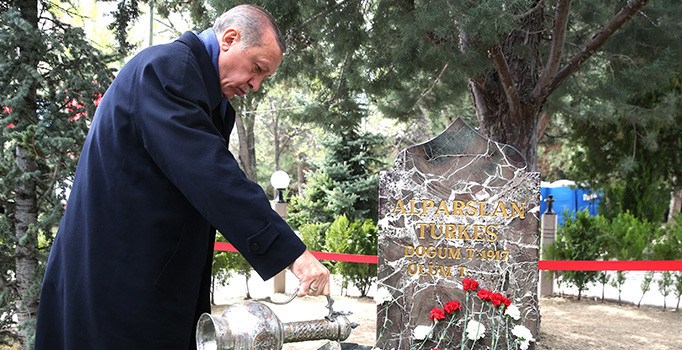 Erdoğan'dan Türkeş'in mezarına sürpriz ziyaret