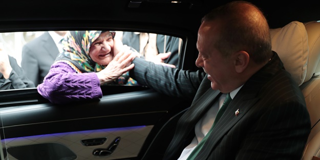 Erdoğan'dan yaşlı teyzeyle seçim sohbeti! 'Kime oy vereceksin' sorusuna gülümseten cevap