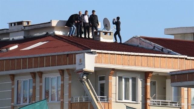 Erdoğan'ı görebilmek için çatılara çıktılar