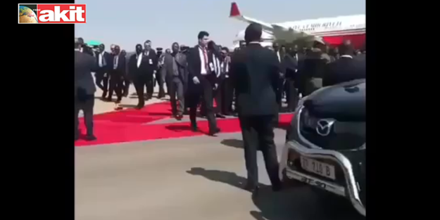 Erdoğan'ın koruma polisinden duygulandıran hareket