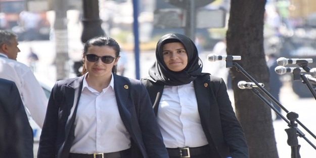 Erdoğan'ın koruması da başörtüsü taktı