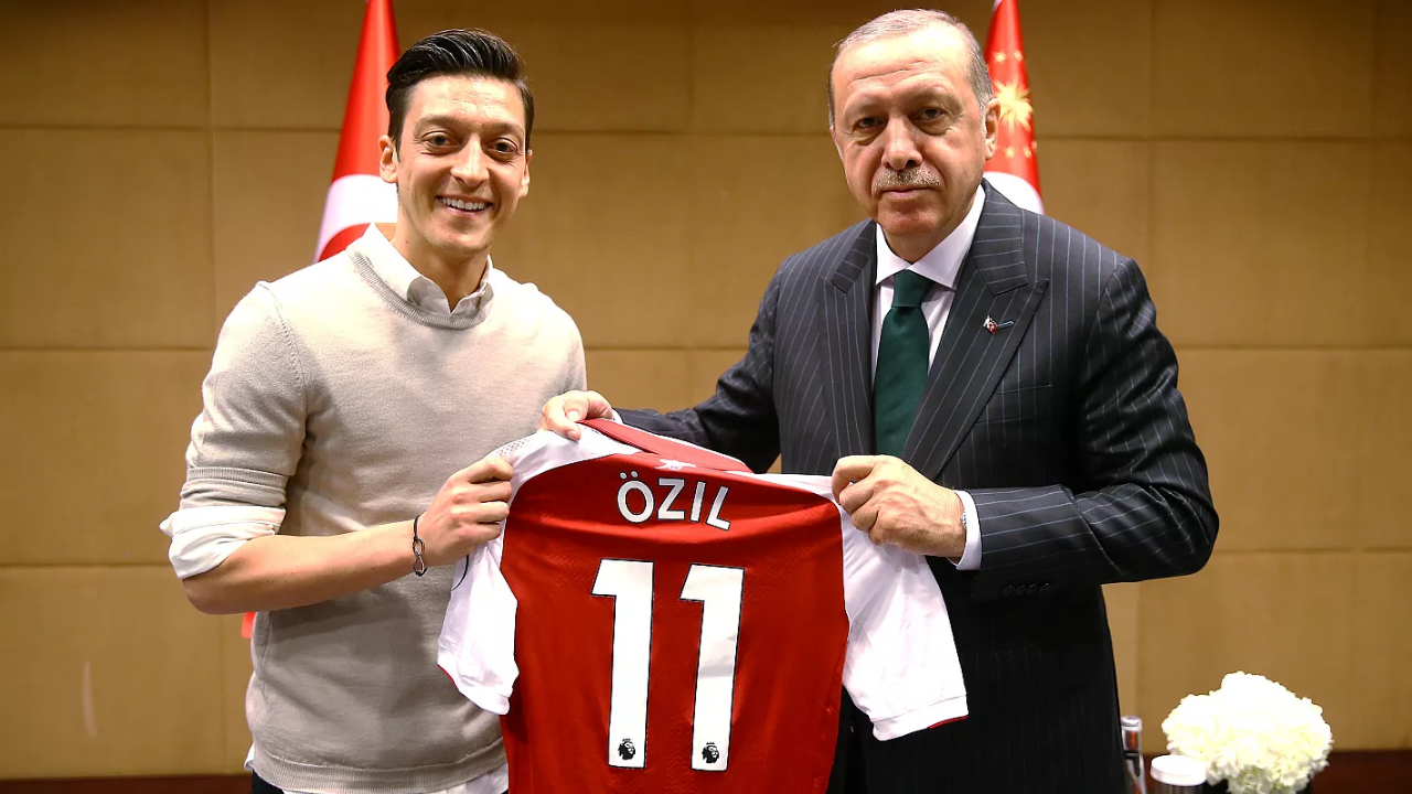 Erdoğan’ın Mesut Özil hamlesi ‘Baş’ döndürdü: Ronaldo’yu, Messi’yi getir…