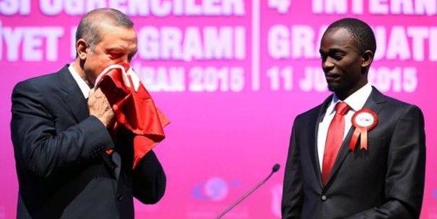 Erdoğan'ın öptüğü bayrağın hikayesi