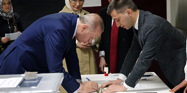 Erdoğan'ın oy kullandığı sandıkta sayım sürüyor