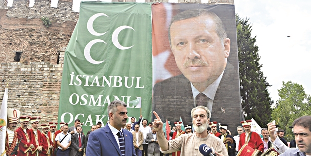 Erdoğan’ın posterini sura astılar