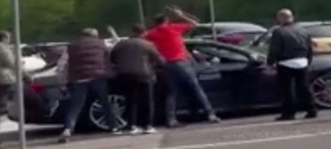 Erdoğan'ın seçim şarkısıyla geziyorlardı! Böyle çekiçli saldırıya uğradılar! Şu rezalete bakın