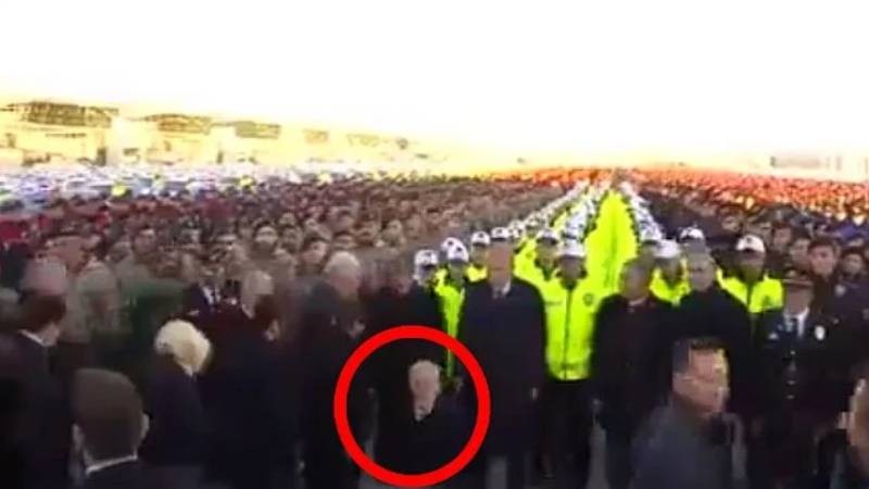 Erdoğan’ın yanında çömeldiği görüntüler çok konuşulmuştu! Hulki Cevizoğlu’ndan flaş açıklama geldi! Sebebi herkesi şaşkına çevirdi