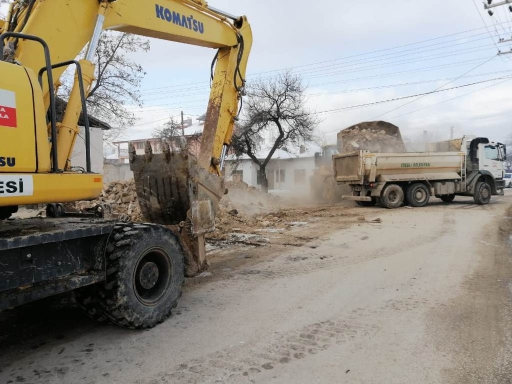 Ereğli Belediyesi metruk binaları yıkıyor 