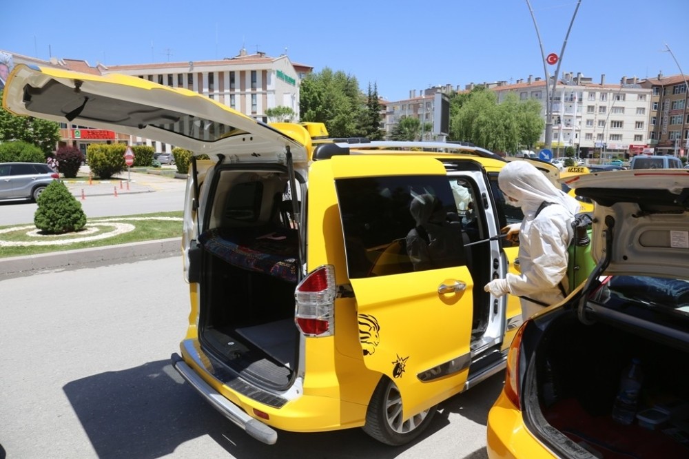 Ereğli Belediyesi ticari taksileri dezenfekte etmeye devam ediyor 