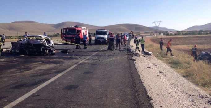 Ereğli-Karaman karayolunda iki otomobil çarpıştı: 2 ölü, 6 yaralı
