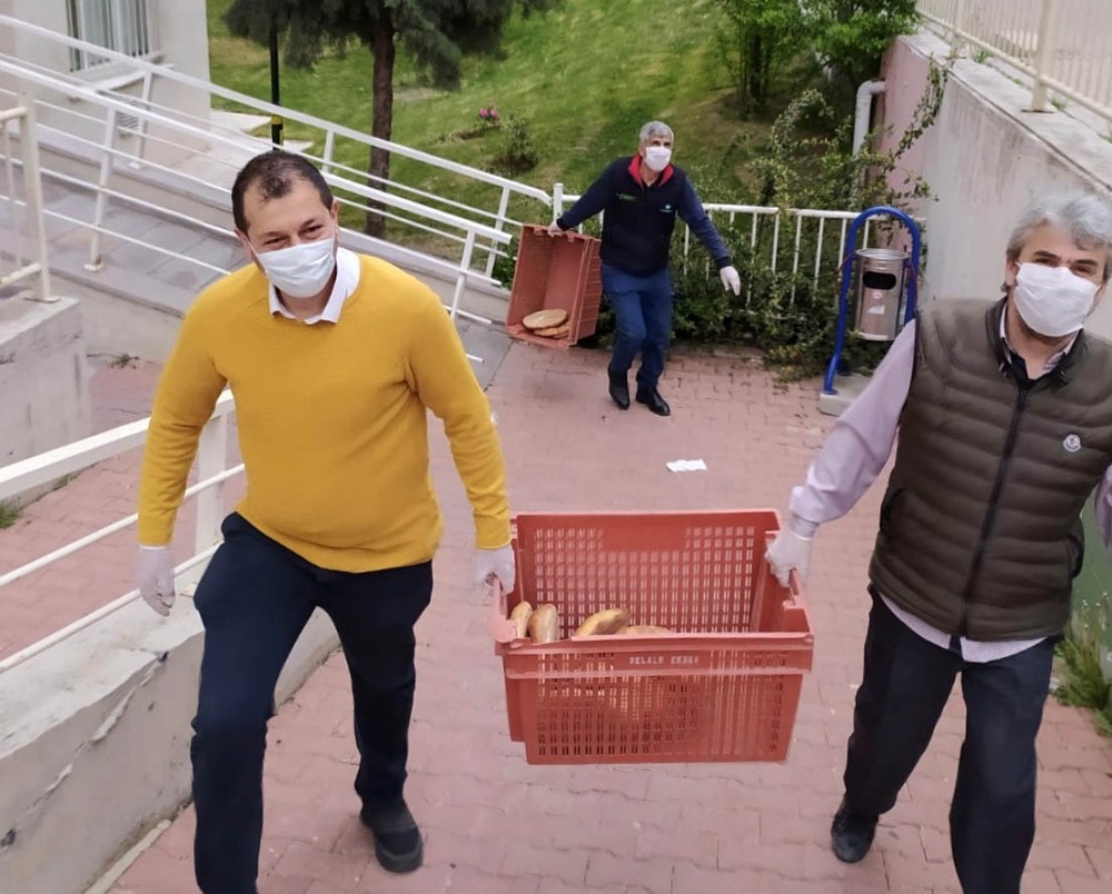 Erenköy’de binlerce pide ve ekmek dağıtıldı 