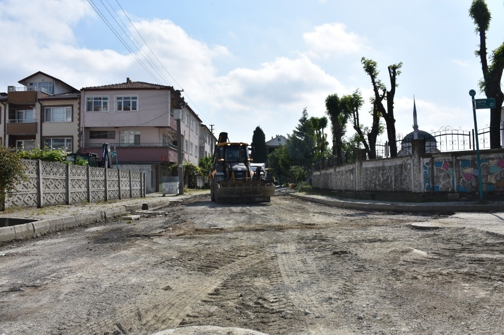 Erenler’de bozulan yollarda asfalt çalışması sürüyor 