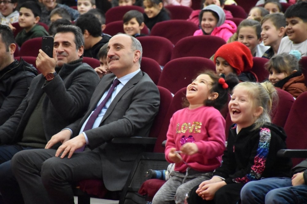 Erenler’de ‘Çocuk Tiyatrosu Şenliği’ coşkuyla başladı 