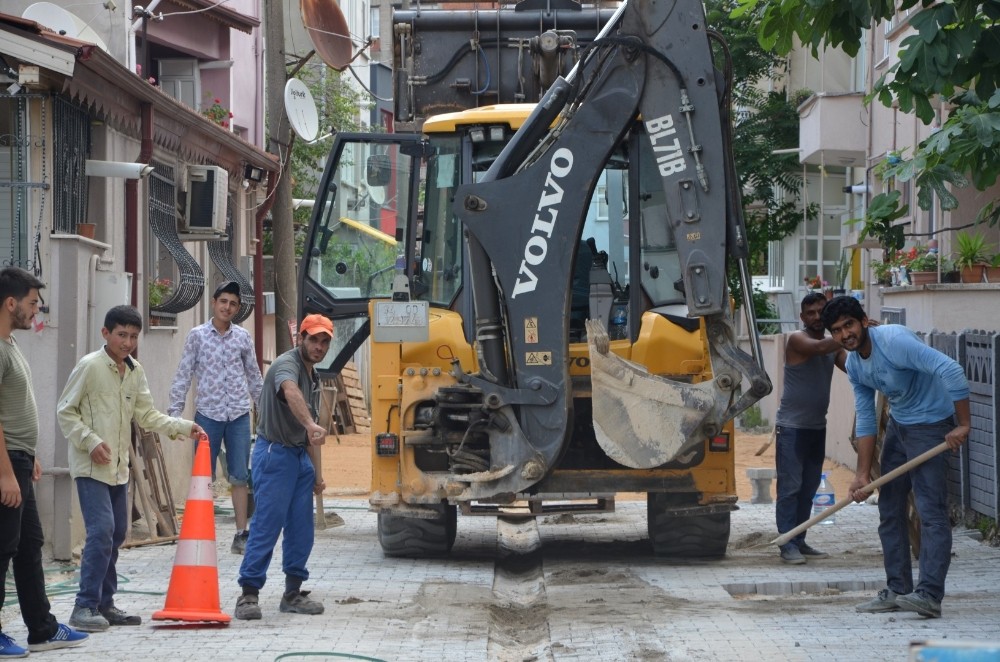 Erenler’de kilitli parke taşları yenileme çalışmaları sürüyor 