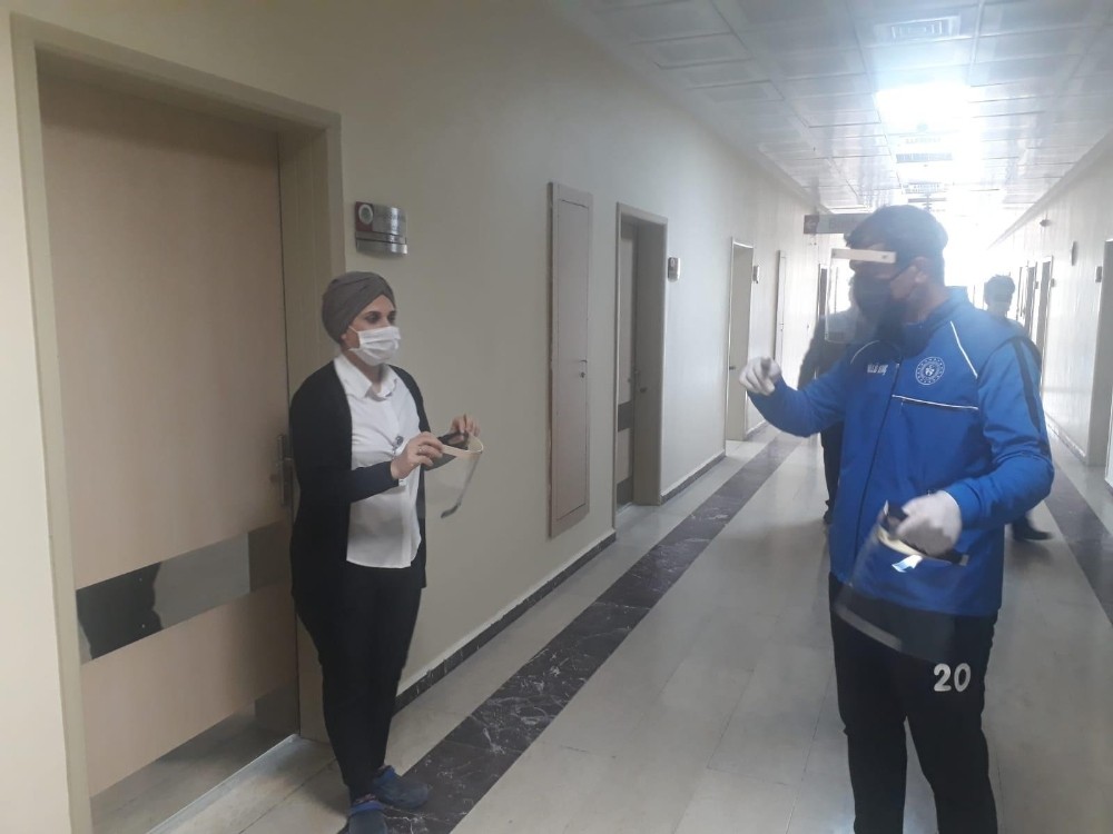 Ergani Gençlik Merkezinde yüz koruyucu siper üretiliyor 