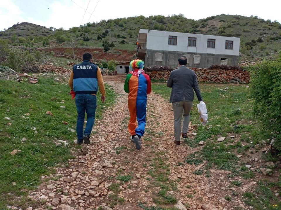 Ergani’de çocuklara sürpriz doğum günü kutlaması 