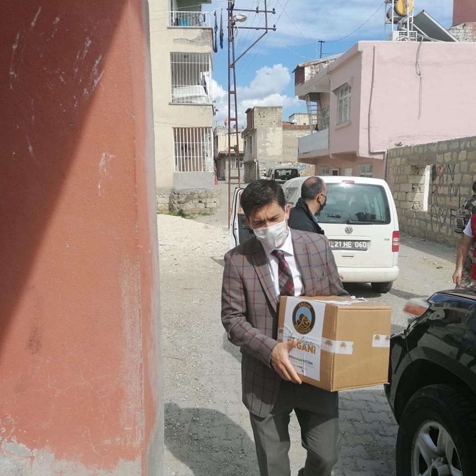 Ergani’de evden çıkamayan vatandaşlara gıda kolisi dağıtılıyor 