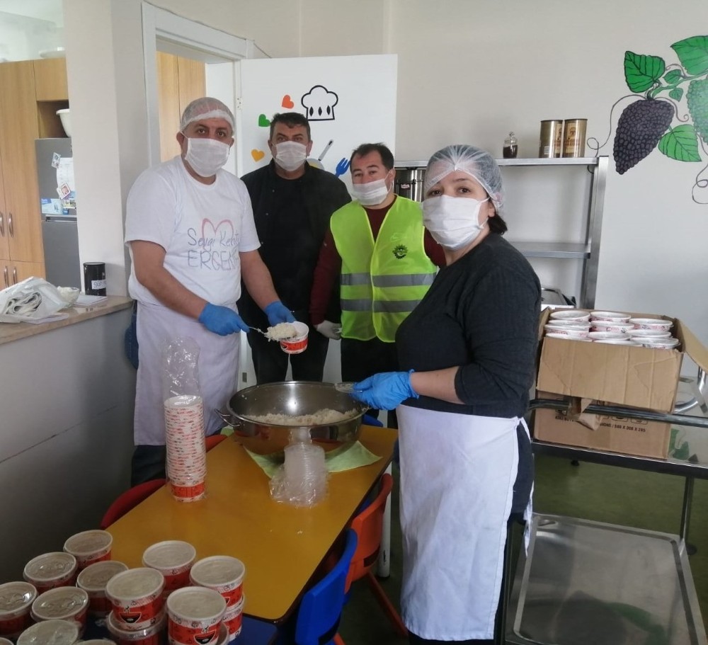 Ergene Belediyesi sıcak yemek hizmetine devam ediyor 