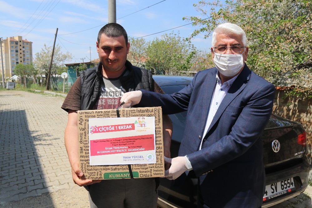 Ergene’de tebrik çiçekleri erzak olup ailelere gidiyor 