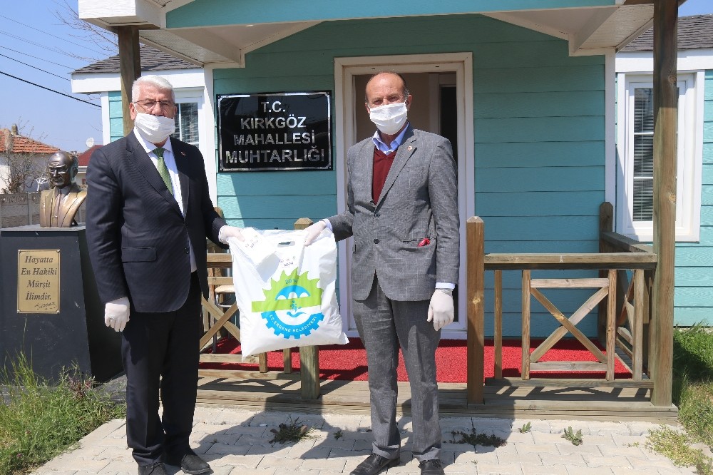 Ergene’de ücretsiz maskeler muhtarlıklara teslim ediliyor 
