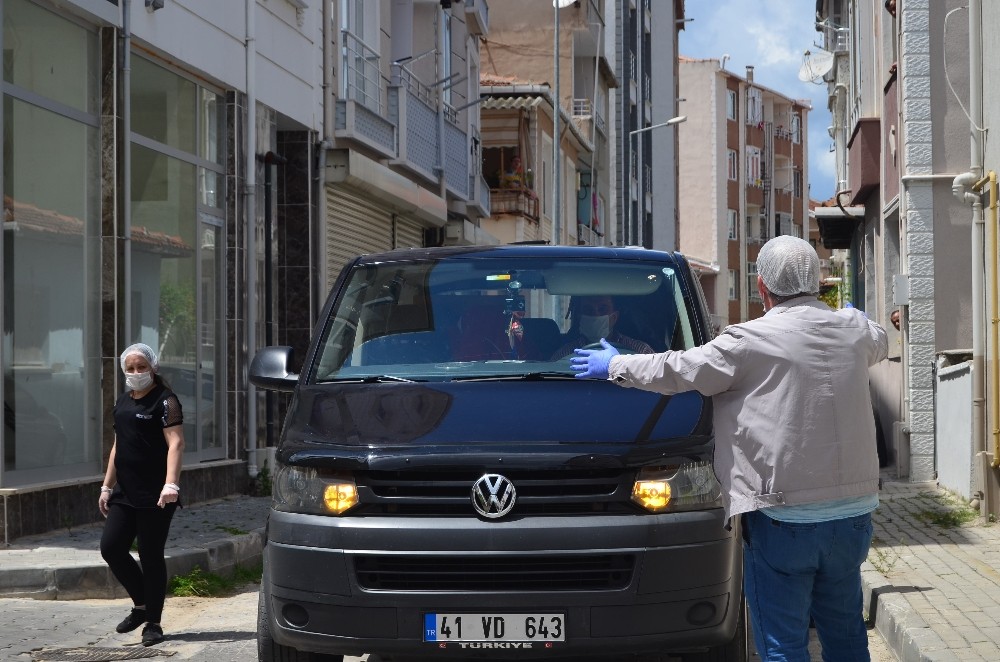 Erik Dalı eşliğinde göbek atarak ekmek dağıttılar 
