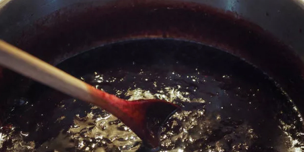 Erik suyu tarifi: Kırmızı erik șurubu kabızlık sorununu ortadan kaldıran doğal ilaç!