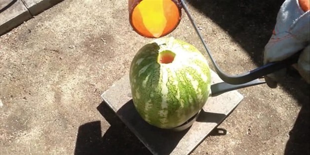 Erimiş bakırı karpuza döktü! İşte sonuç...