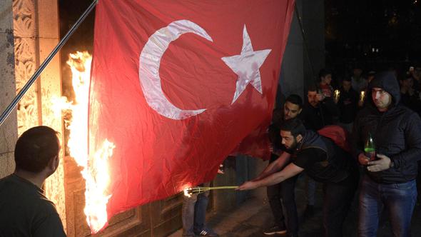 Ermenistan'da alçak görüntü! Türk bayrağını yaktılar