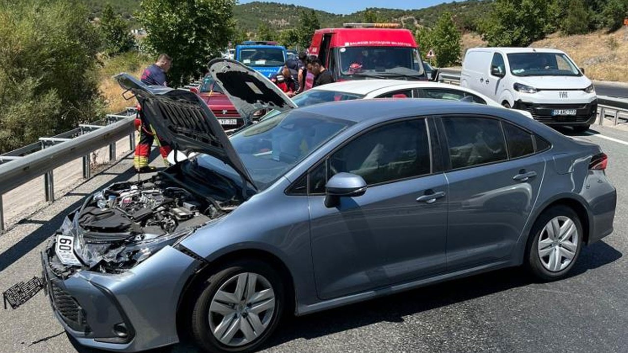 Eriyen asfalt yüzünden zincirleme kaza: Yaralılar var