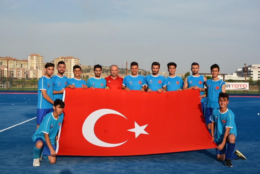 Erkek hokey takımı Avrupa şampiyonası için Alanya’ya gidiyor 