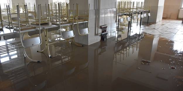 Erkek öğrenci yurdunu ve otoparkı su bastı