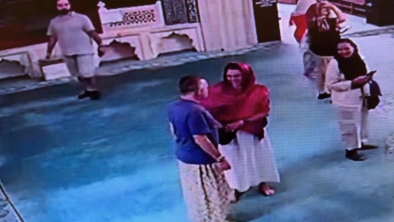 Erkek turistler camiye girerken etek giydi! İşte sosyal medyanın konuştuğu o görüntü