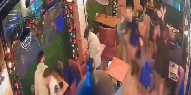 Erkekleri kaçırtan kadın kavgası! Tekmeler havada uçuştu