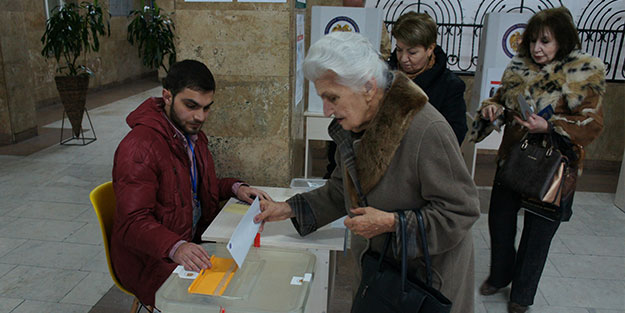 Erken seçime gidildi... Halk sandık başında