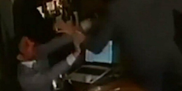 Ermeni Bakan kafede oturan gazeteciyi dövdü!