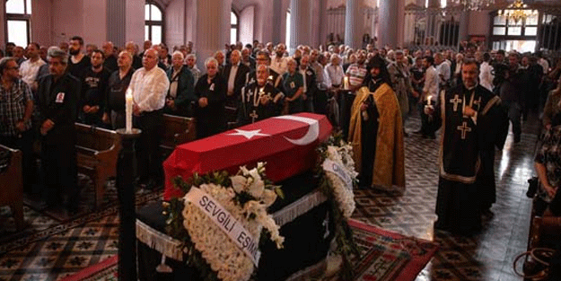 Ermeni Kıbrıs gazisi için kilisede tören düzenledi!
