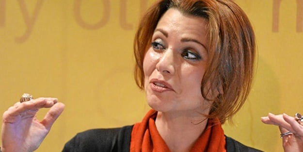 Ermenici sözde yazar Elif Şafak kendi romanını sansürledi Avrupa’ya farklı Türkiye’ye farklı kitap