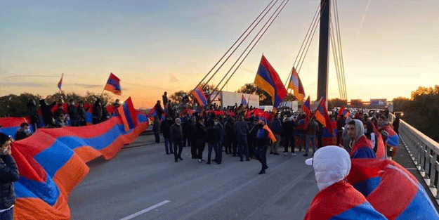 Ermeniler Avrupa'da sokağa indi! Sınırları kapadılar