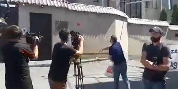 Ermeniler Azerbaycan'a destek veren ülkenin büyükelçiliğine saldırdı